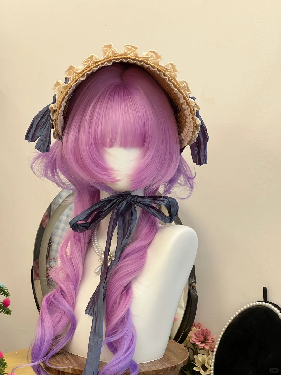 Longue perruque méduse couleur mélangée magenta violet