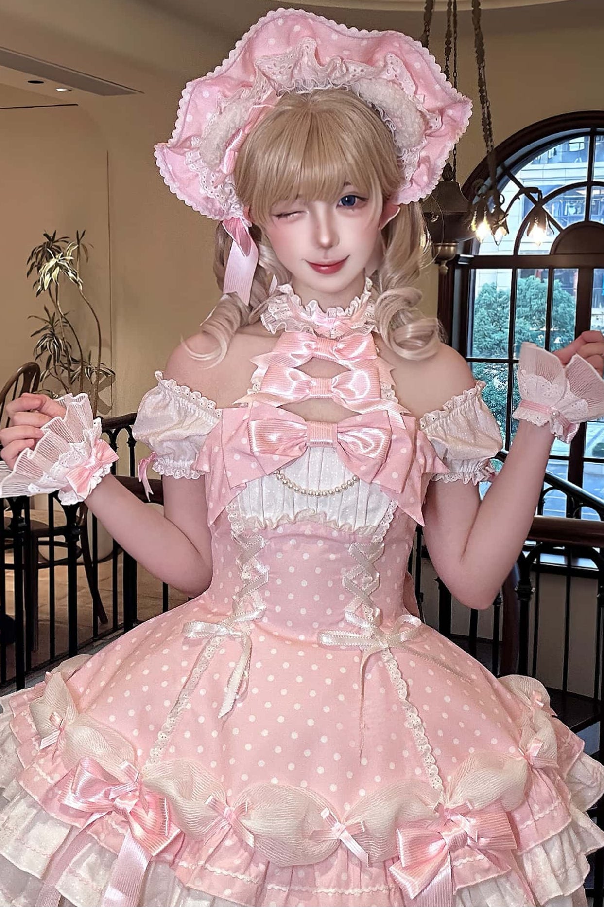 Robe Lolita vintage rose à pois avec encolure dos nu