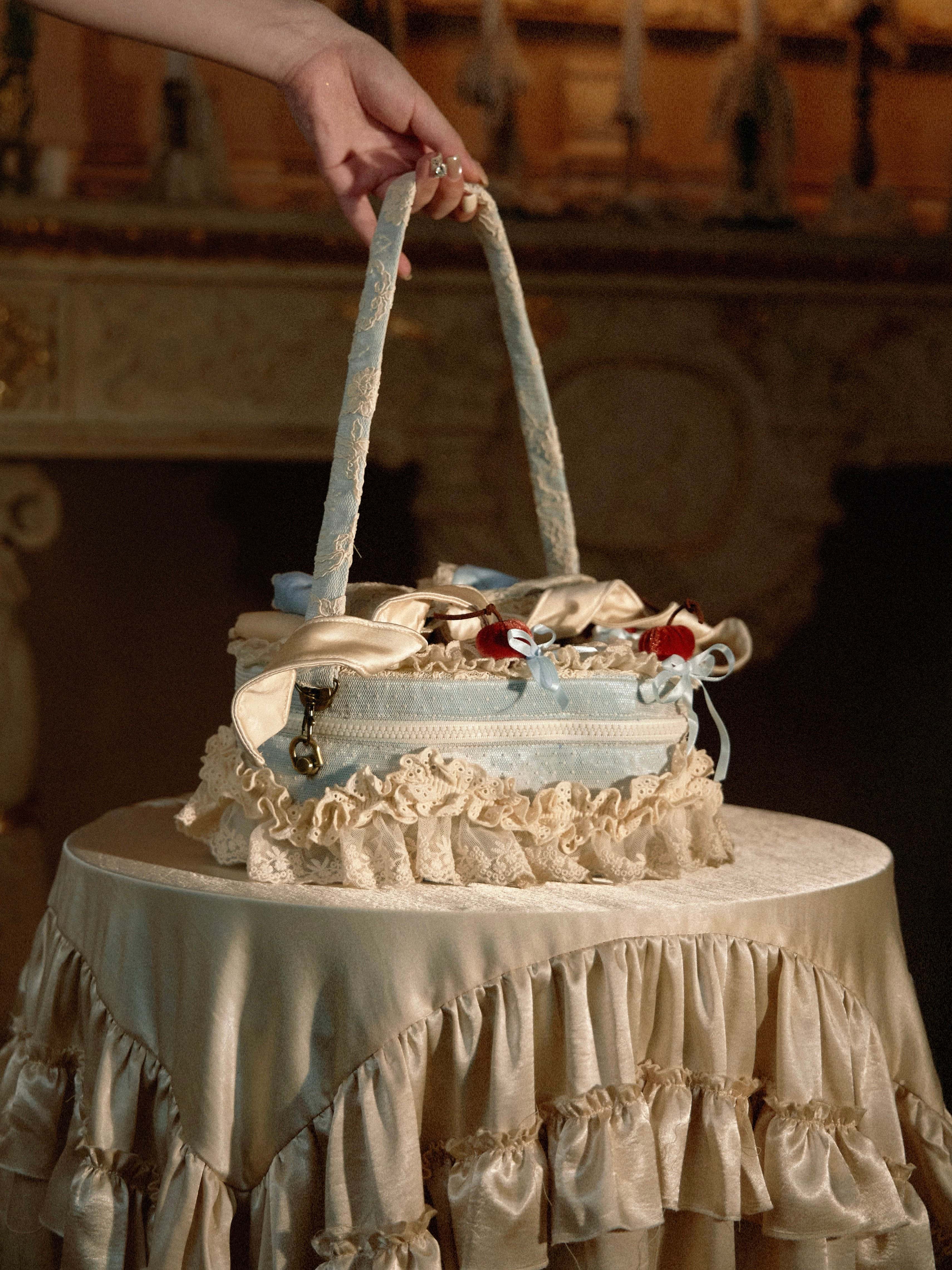 Mousse Rendezvous Rococo Heart Cake Handbag