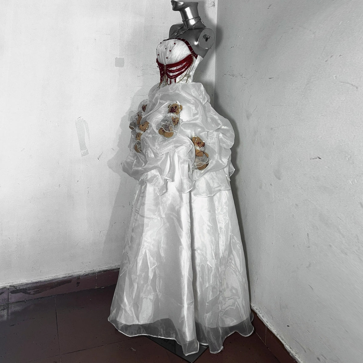 Genuine retro three dimensional wedding dress, with little bears