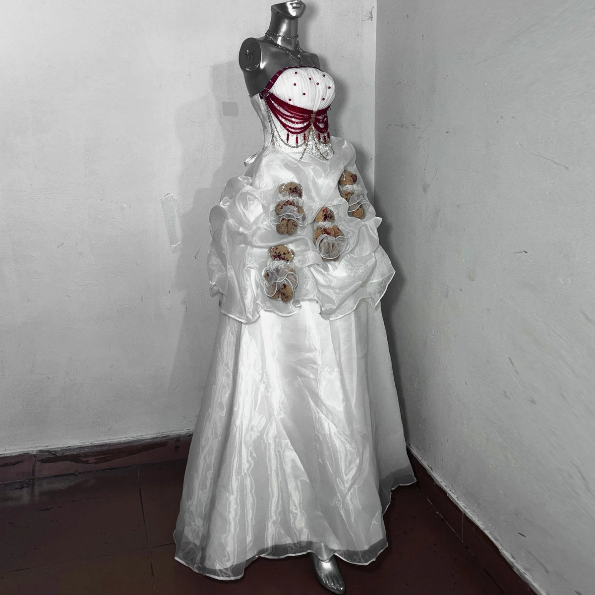 Genuine retro three dimensional wedding dress, with little bears