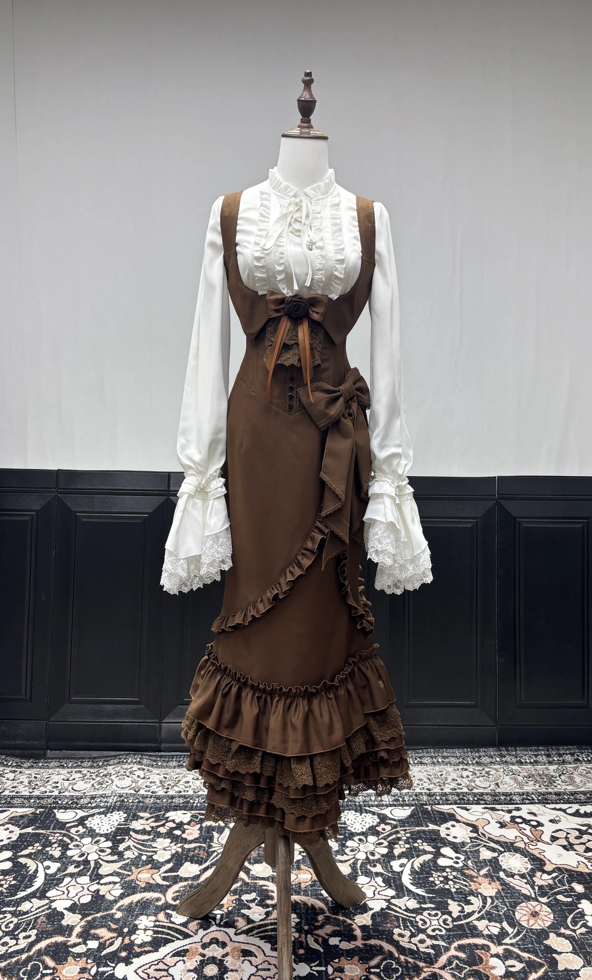 Genuine shirt, french style, "fish tail" cut, hip-accented, Lolita style