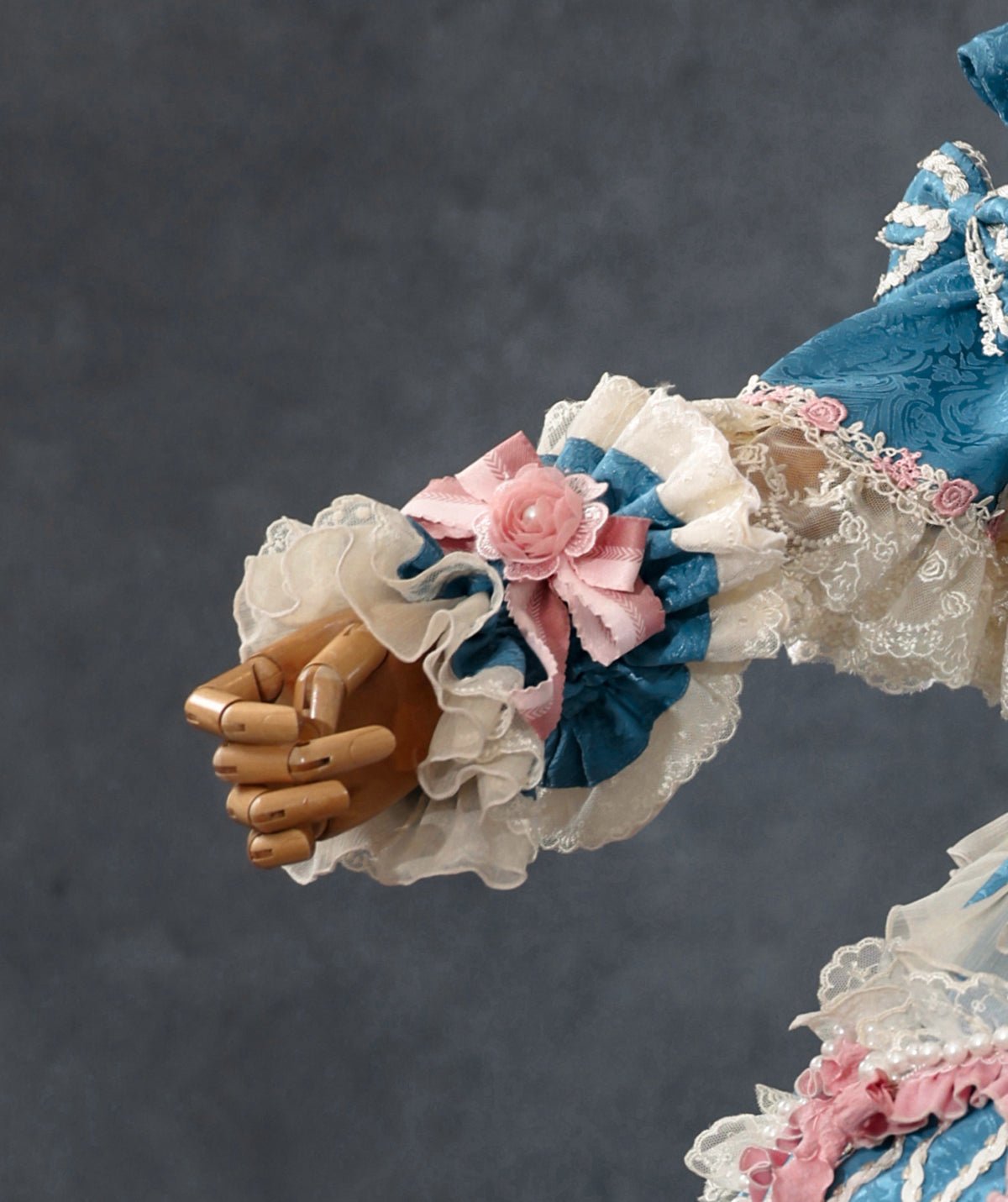 Vintage Cake Heavy - Duty Retro Ruffled Lolita Dress - LolitaEraCorresponding sleevesSVintage Cake Heavy - Duty Retro Ruffled Lolita Dress