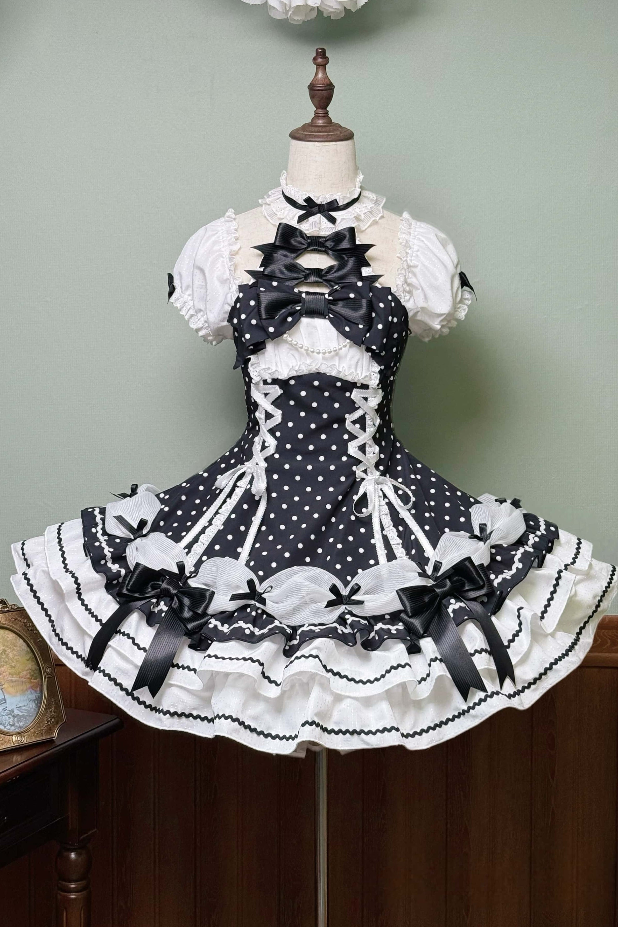 Robe Lolita vintage sans manches à pois noire et blanche