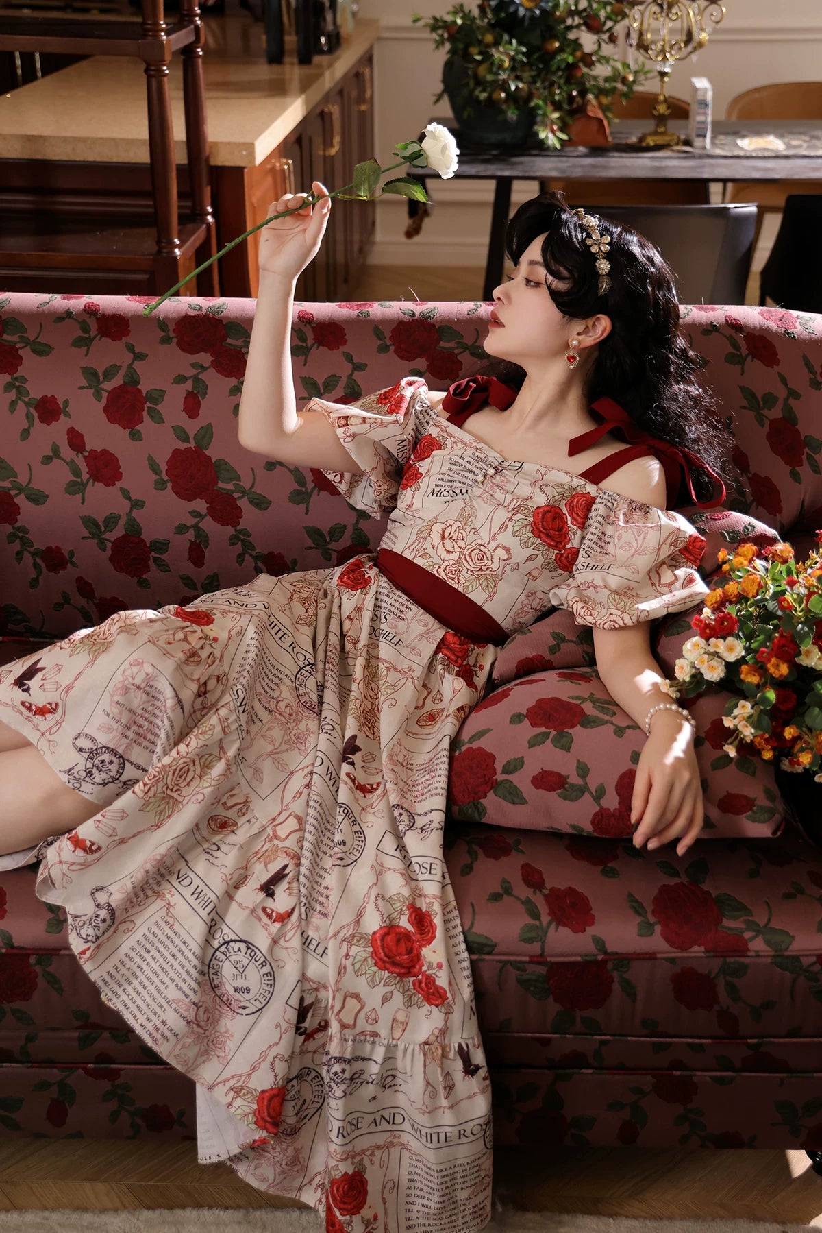 Dress, belt, long skirt, bookshelf, square neckline, lifting effect