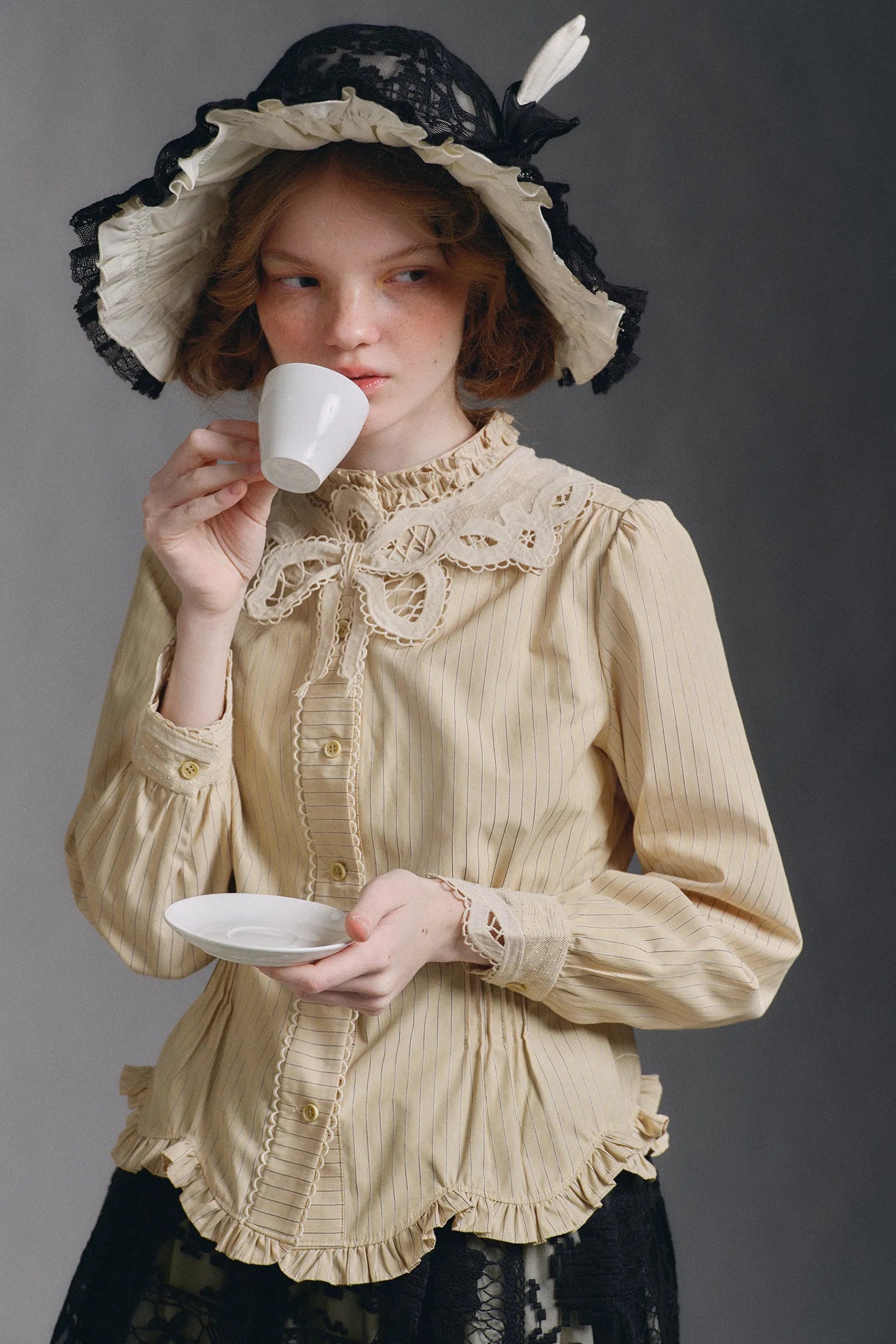 Huan Dian Ying Ye Zhong Original Design French Antique Style Striped Lace Embroidery Tulle Sailor Collar Waist-Cinching Shirt