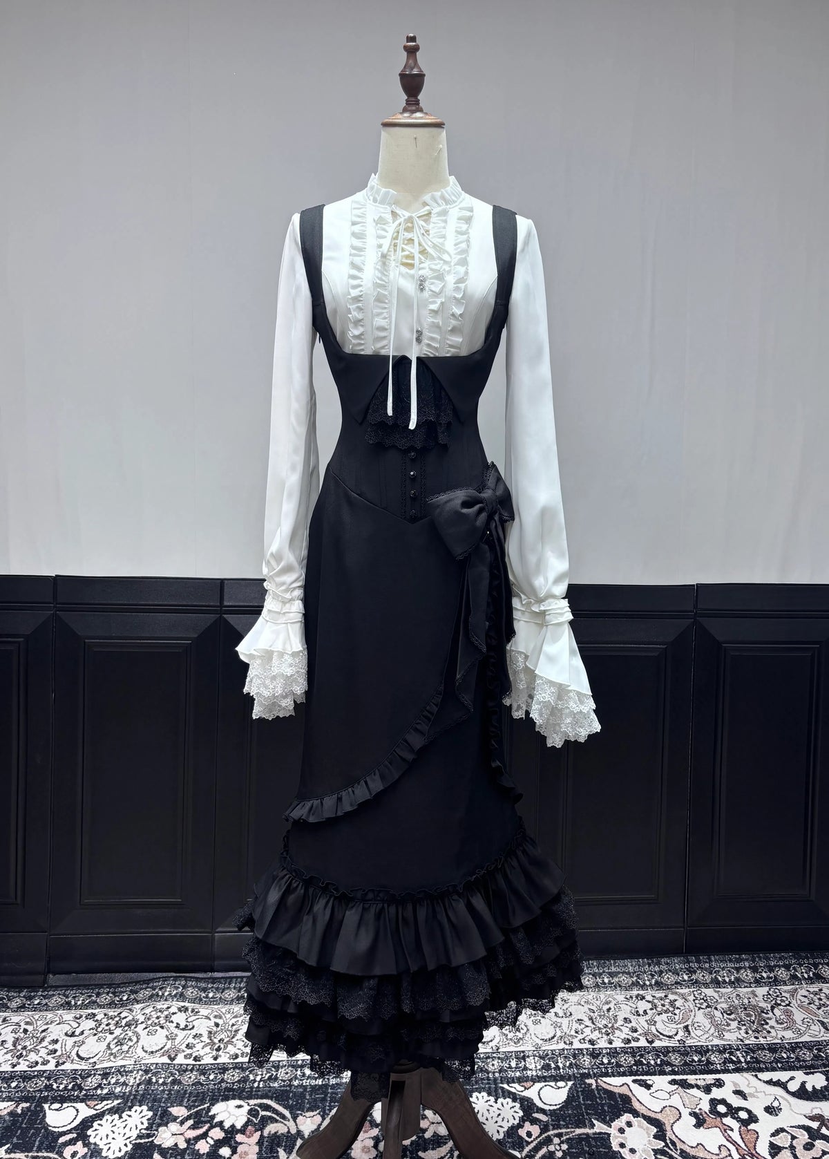 Genuine shirt, french style, "fish tail" cut, hip-accented, Lolita style