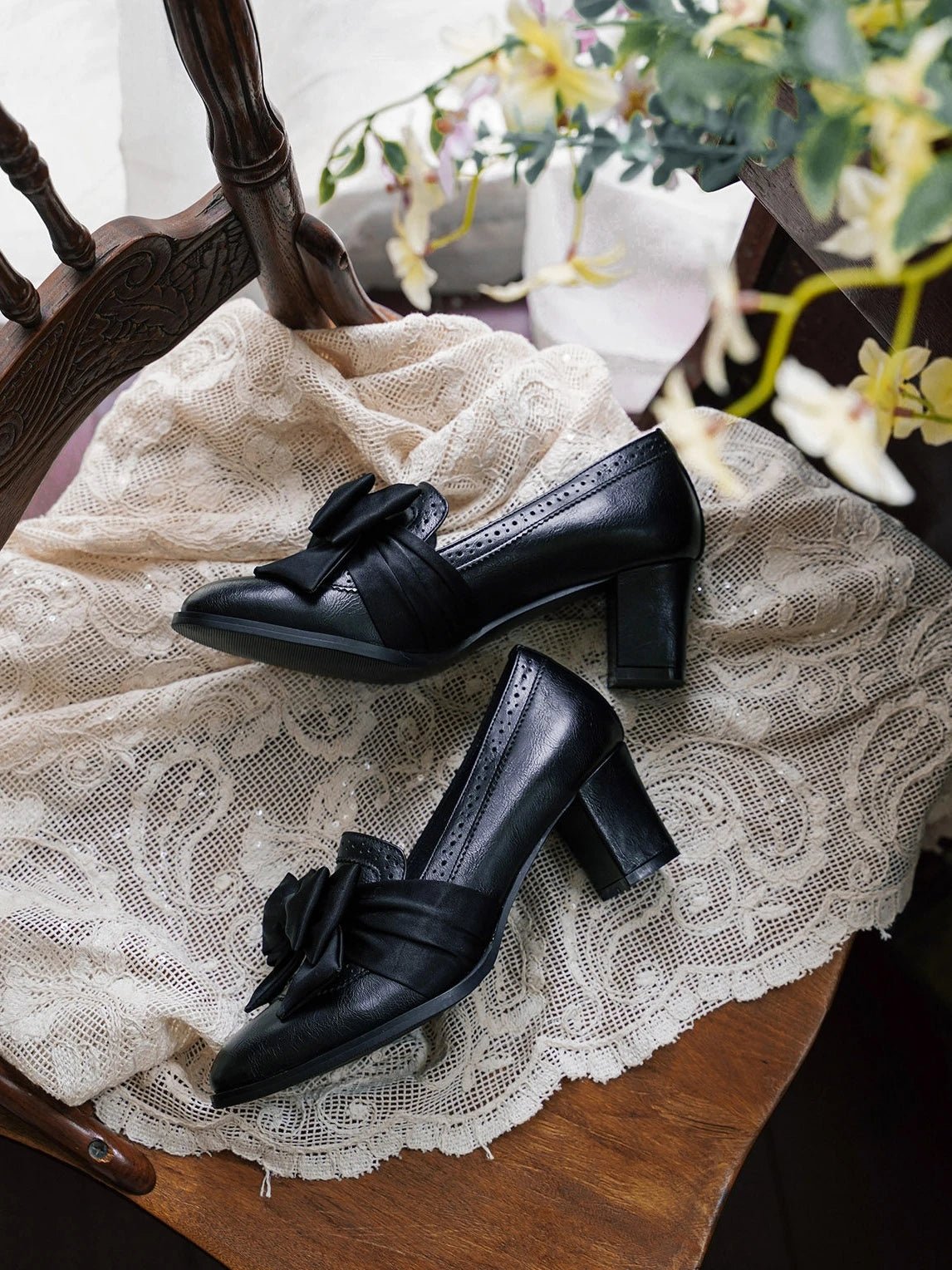 Old Notes Lolita Retro Brogue Carved Mid-Heel Shoes - LolitaEra